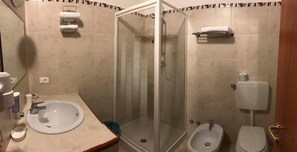 Shower, rainfall showerhead, free toiletries, hair dryer