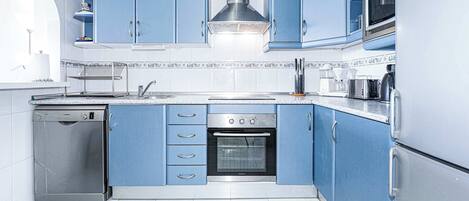 Refrigerador, microondas, horno y parrilla de estufa