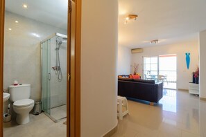 Baignoire, sĂšche-cheveux, serviettes fournies