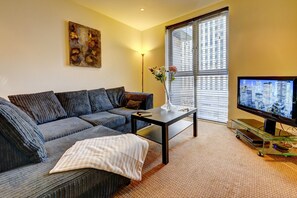 Comfort Apartment | Living room | Flat-screen TV - Location Spacious Apartment With Parking (Birmingham)