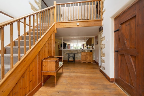 Self-Catering Farmhouse Cottage set in the Dorset Countryside (Pet Friendly)