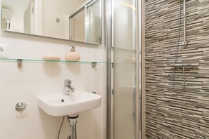 Shower, hair dryer, towels - Stella Maris Summary: (Nerja)