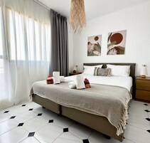 Ropa de cama de alta calidad y caja de seguridad en la habitación
