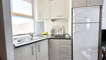 Full-sized fridge, microwave, stovetop, coffee/tea maker