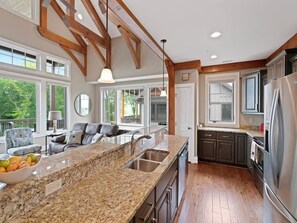 Lavavajillas, cafetera y tetera, utensilios de cocina y comedor 