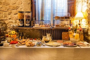 Free daily buffet breakfast