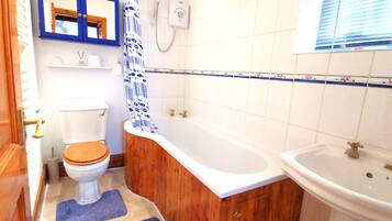 Apartment | Badezimmer | Kostenlose Toilettenartikel, Handtücher