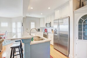 Lavavajillas, cafetera y tetera, utensilios de cocina y comedor