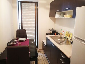 Superior appartement | Privékitchenette | Een koelkast, een oven, een kookplaat, een waterkoker