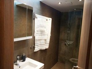 Appartamento Superior | Bagno | Doccia, soffione a pioggia, set di cortesia firmato, asciugacapelli