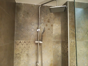 Appartement Supérieur | Douche de la salle de bain