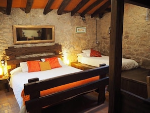 Individually decorated, individually furnished, bed sheets - Mas Cal Sastre (Sant Hilari Sacalm)