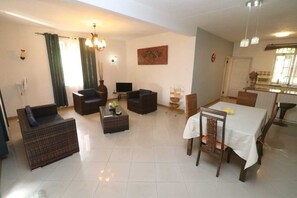 Perhetalo, 3 makuuhuonetta (2) | Oleskelualue | 32–tuumainen taulutelevisio, jossa kaapelikanavat