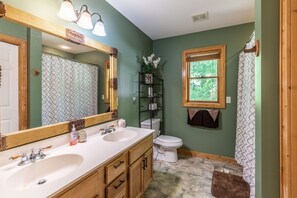 Combined shower/bathtub, towels - Mountain Views - Hot Tub - Fire Pit (Bryson City)