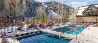 Winter Ski Value! Walk to Gondola or Lift 7, New Hot Tub!
