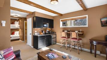 Refrigerador, microondas, placa de cocina, cafetera/tetera