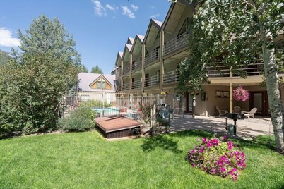 Winter Ski Value! Walk to Gondola or Lift 7, New Hot Tub!