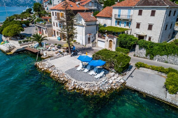 Private beach, sun loungers, beach umbrellas - Villa Donkovic (Kotor)