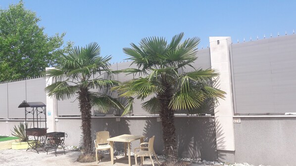 Courtyard - Charodeika Guest House (Sochi)