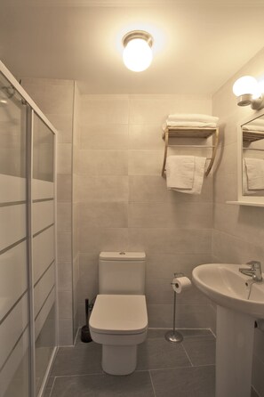 City Double Room Single Use, Private Bathroom | Bathroom | Shower, free toiletries, hair dryer, towels