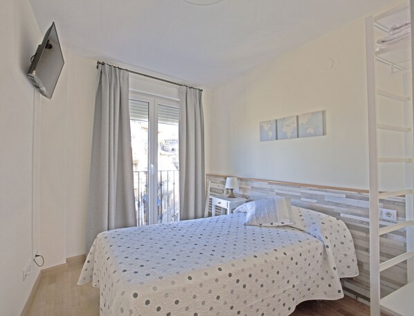 Single Room, Private Bathroom | Blackout curtains, iron/ironing board, bed sheets