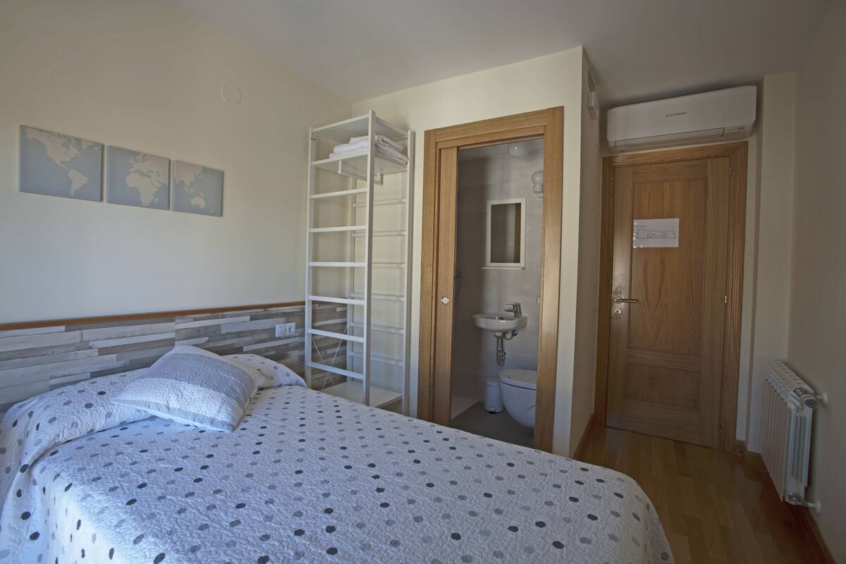 Single Room, Private Bathroom | Blackout curtains, iron/ironing board, bed sheets