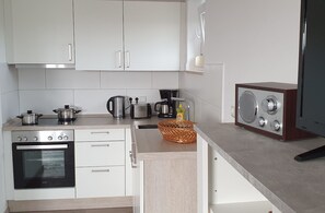 Jääkaappi, uuni, liesi, astianpesukone