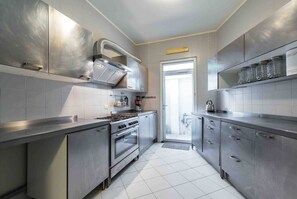 Réfrigérateur, un four, surface de cuisson, lave-vaisselle