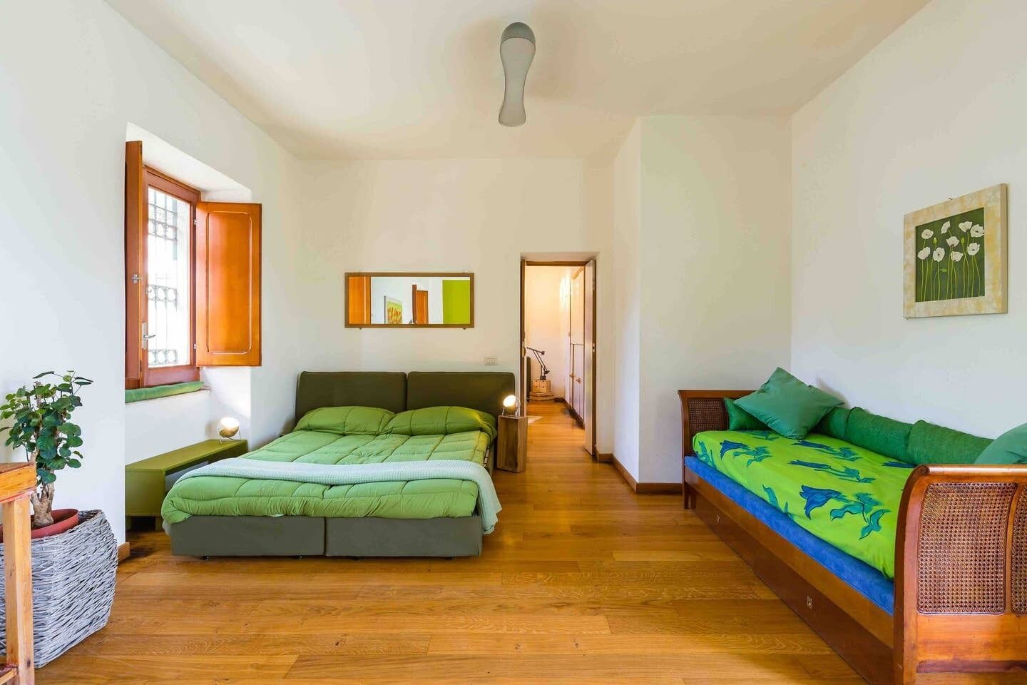 2 bedrooms, desk, iron/ironing board, WiFi