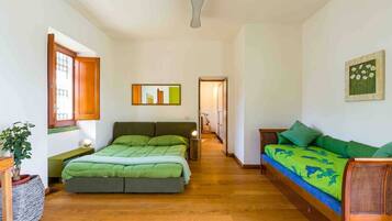 2 bedrooms, desk, iron/ironing board, WiFi