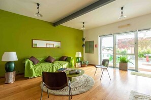 Téléviseur à écran plat, livres