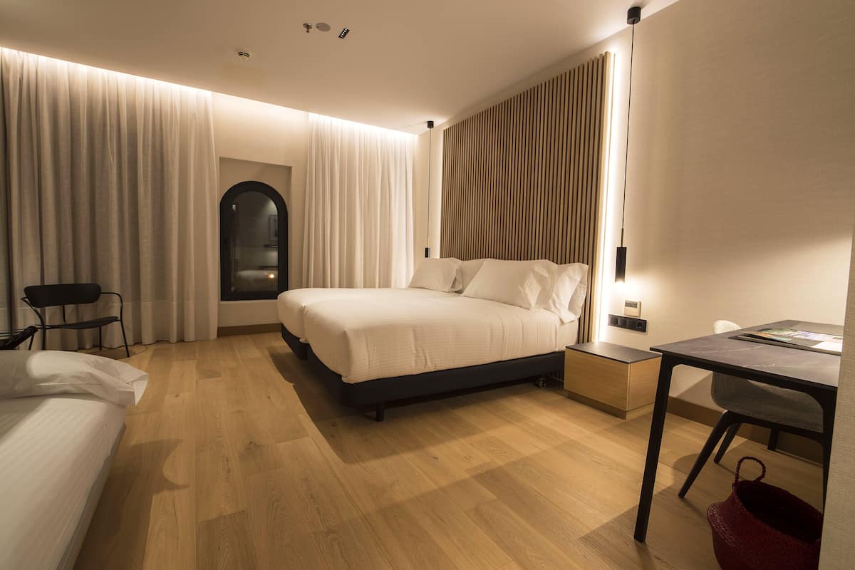 Kamar Triple | Minibar, brankas, meja kerja, dan ruang kerja ramah laptop