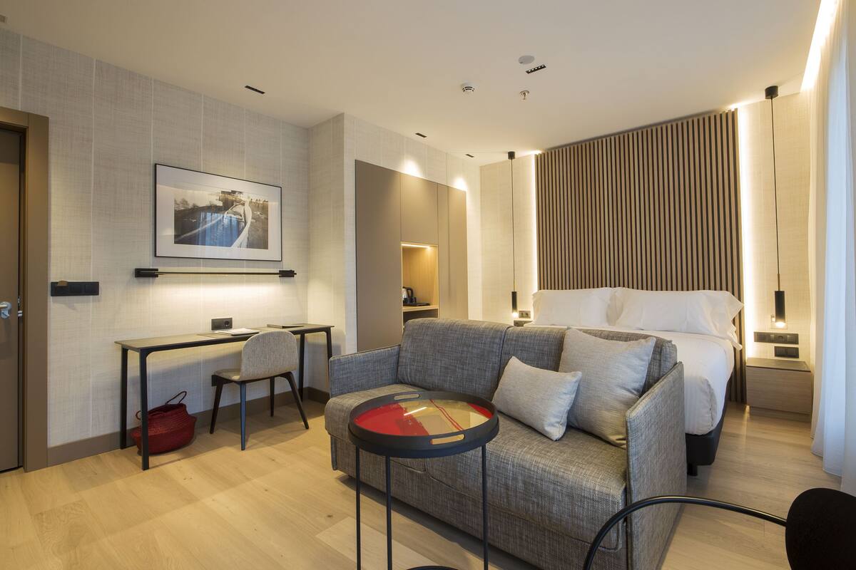 Kamar Triple Superior, teras | Minibar, brankas, meja kerja, dan ruang kerja ramah laptop