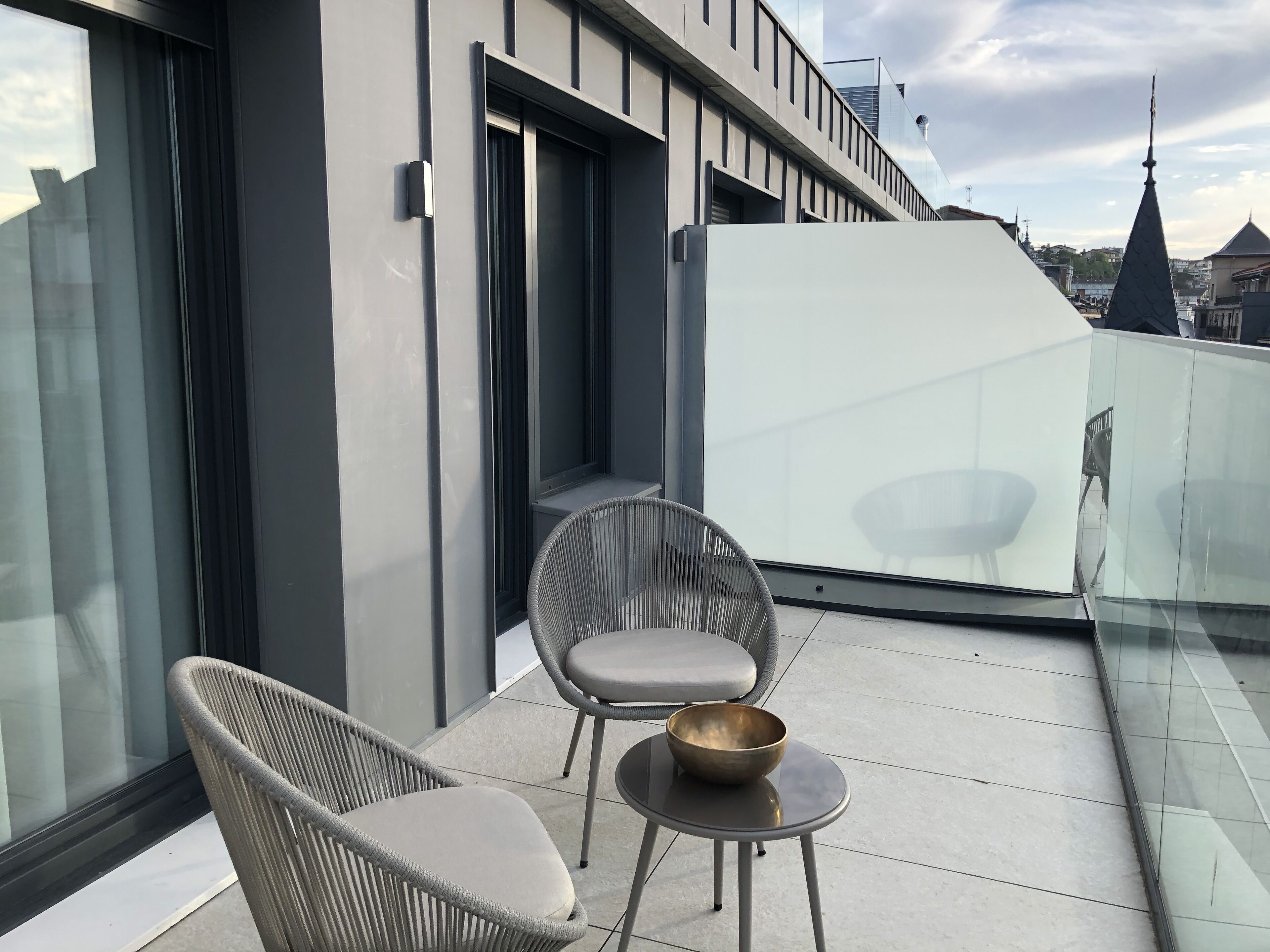 Minibar, coffres-forts dans les chambres, bureau