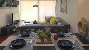 Departamento urbano, 1 cama Queen size y sofá cama, para no fumadores, vista a la ciudad | Ropa de cama de alta calidad y camas Tempur-Pedic