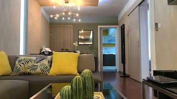 Apartamento City, 1 cama de matrimonio con sofá cama, no fumadores, vistas a la ciudad | Zona de estar | Televisión LCD de 42 pulgadas con canales por cable, una televisión