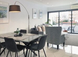Apartamento Deluxe, 2 habitaciones, no fumadores | Servicio de comidas en la habitación