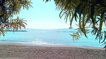 Ubicación cercana a la playa y 5 bares en la playa
