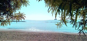 Ubicación cercana a la playa y 5 bares en la playa