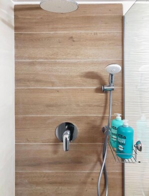 Deluxe Apartment, 2 Bedrooms, Non Smoking | Bathroom shower - Metro Court Apartments (Limassol)