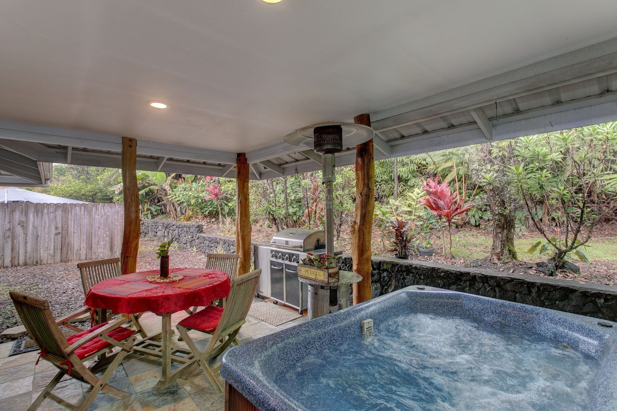Cozy Aloha Ohia Hale with Hot Tub