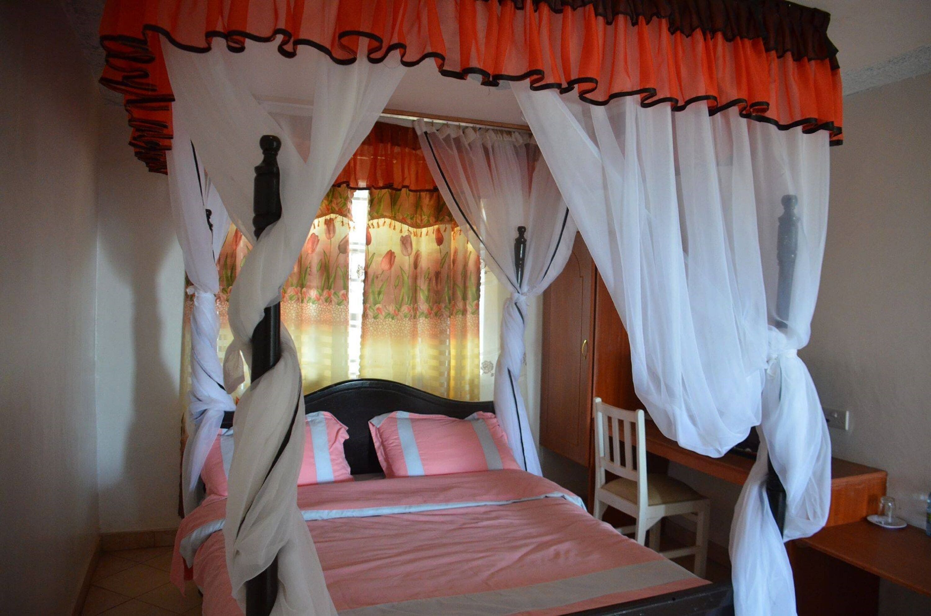 Deluxe Room | Desk, bed sheets