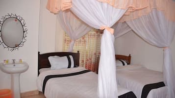 Escritorio y ropa de cama