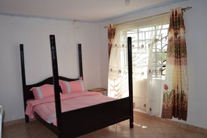 Quarto luxo | Escrivaninha, roupa de cama