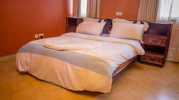 Chambre Exécutive | Bureau, draps fournis