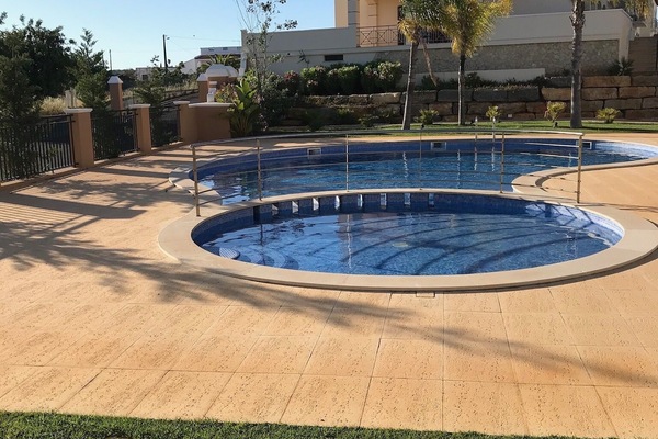 Blick über den Pool zu den Häusern