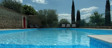 Piscina all'aperto, una piscina riscaldata