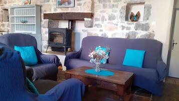 Télévision, table de tennis de table, livres