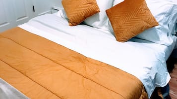 3 bedrooms, desk, iron/ironing board, travel crib