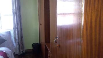 Quarto casal executivo | Escrivaninha, cortinas blackout, Wi-Fi de cortesia, roupa de cama
